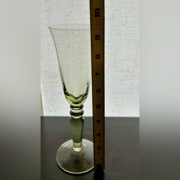 Set of 4 vintage, green glass, champagne flutes. 9.25” - Picture 13 of 14